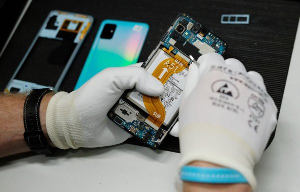 In einer Werkstatt wird ein altes Smartphone wiederaufbereitet. - © Sebastian Willnow/dpa-Zentralbild/dpa