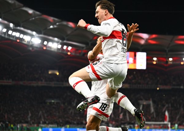 Ein 1:0 der Marke "Tor des Monats": Angelo Stiller jubelt über sein 1:0. - © Tom Weller/dpa