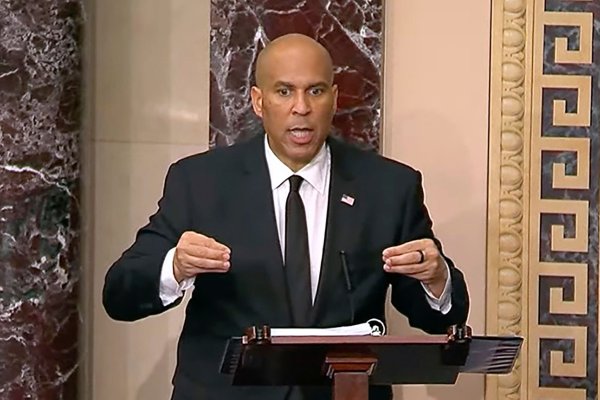 Mit seiner Marathonrede hat sich Cory Booker in den Geschichtsbüchern verewigt. - © Uncredited/Senate Television/AP/dpa