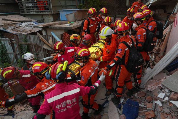 Rettungskräfte befreien einen Überlebenden unter Trümmern. - © Cai Yang/XinHua/dpa