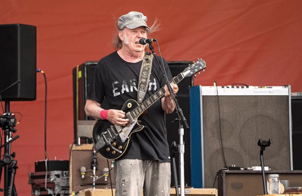 Neil Young macht sich im Vorfeld seiner Europatour Sorgen um seine Wiedereinreise. (Archivbild) - © Amy Harris/Invision/AP/dpa