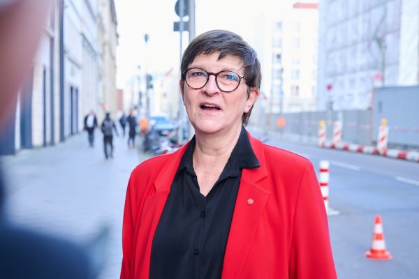 Die SPD-Chefin erwartet eine Einigung frühestens nächste Woche. - © Annette Riedl/dpa