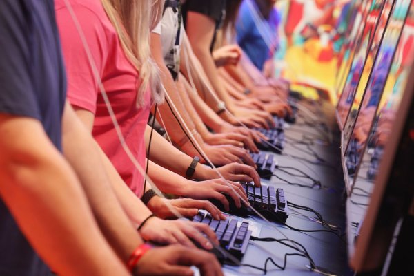 Bei der Gamescom strömen zehntausende Menschen durch die Kölner Messehallen und probieren neue Games aus. - © Oliver Berg/dpa
