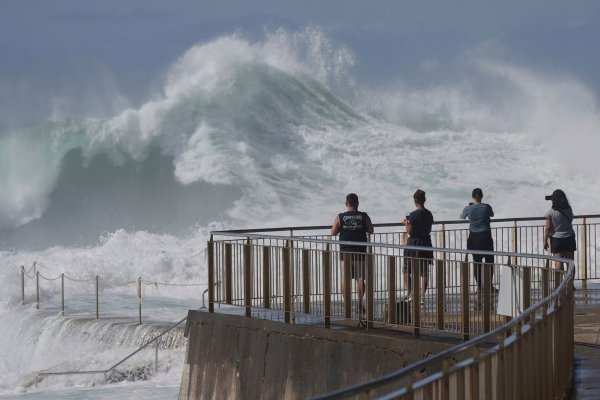 Die Wellen am Bondi Beach waren enorm. - © Mark Baker/AP/dpa