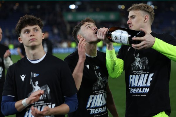 Die Arminia bejubelt den Pokaleinzug. - © Friso Gentsch/dpa