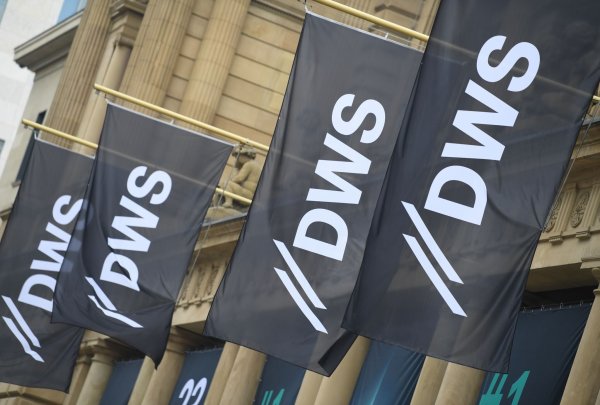 Justiz verhängt Millionenbuße gegen DWS. (Archivbild) - © Arne Dedert/dpa