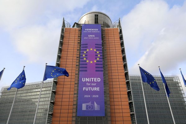 Die EU-Kommission verhängt Strafen gegen Apple und Meta. (Archivbild) - © Meng Dingbo/XinHua/dpa