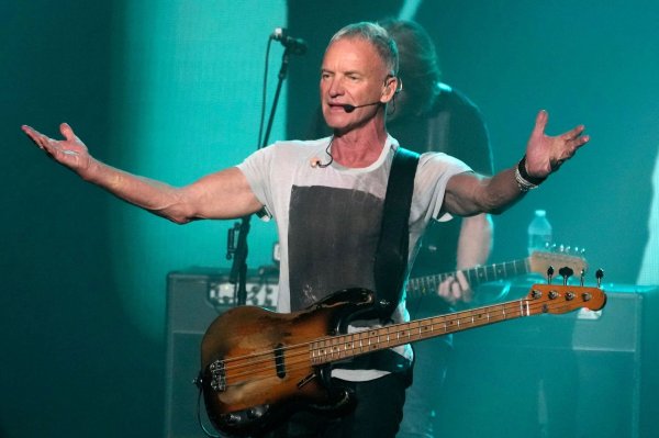 Im Juni und Oktober gibt Sting mit seinem Powertrio mehrere Konzerte in Deutschland. (Archivbild) - © Chris Pizzello/Invision/dpa
