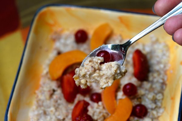 Haferkleie können - zum Beispiel verarbeitet zu einem Porridge - einen positiven Effekt auf den Cholesterinspiegel haben. - © Jens Kalaene/dpa-Zentralbild/dpa-tmn