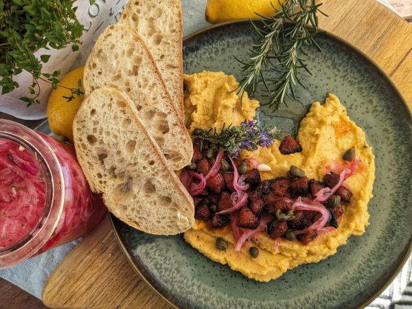 Die Chorizo sorgt auf dem Püree fürs Knuspergefühl, die eingelegten Zwiebeln für eine säuerliche Note. - © Doreen Hassek/hauptstadtkueche.blogspot.com/dpa-tmn