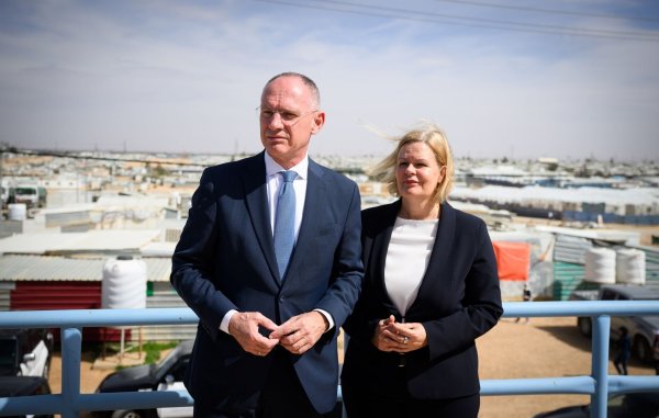 Ende März wollte Nancy Faeser (SPD), geschäftsführende Bundesinnenministerin, mit ihrem österreichischen Amtskollegen, Gerhard Karner, erst nach Jordanien und dann nach Syrien fliegen. Doch die beiden Minister brachen nach Hinweisen auf aktuelle Sicherheitsrisiken für westliche Delegationen in Syrien ihre Reise ab und flogen von Amman zurück nach Europa. (Archivfoto) - © Bernd von Jutrczenka/dpa