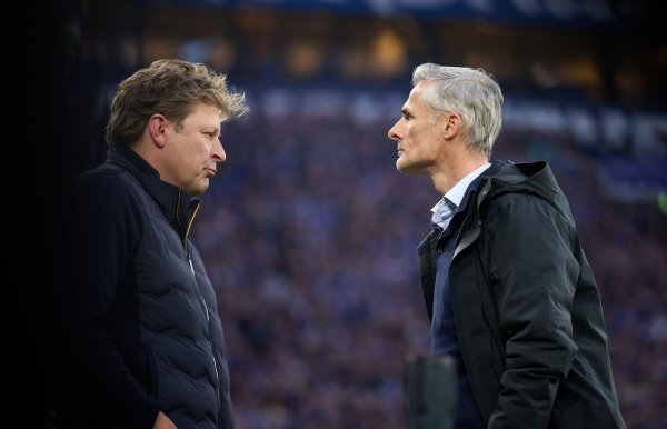 Schalkes Sportdirektor Youri Mulder (l) mit dem künftigen Ex-Trainer Kees van Wonderen. - © Bernd Thissen/dpa