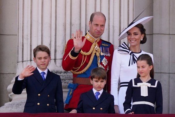 Schon sieben Jahre alt: Prinz Louis (M.) ist das jüngste Kind von William und Kate. (Archivbild) - © Alberto Pezzali/AP