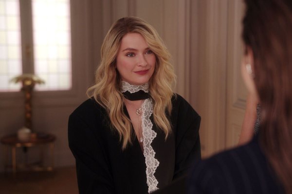 Camille Razat als Camille in der Serie «Emily in Paris». - © -/Netflix/dpa
