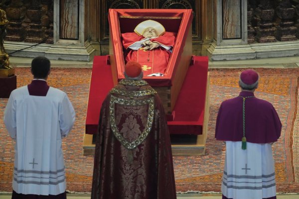 Bis Freitagabend ist Franziskus im Petersdom aufgebahrt. - © Andrew Medichini/AP Pool/dpa