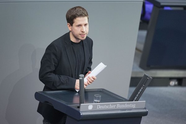 Kevin Kühnert habe sich vor einigen Jahren in einen «Mann mit FDP-Parteibuch» verliebt, schreibt «Die Zeit». (Archivbild) - © Michael Kappeler/dpa