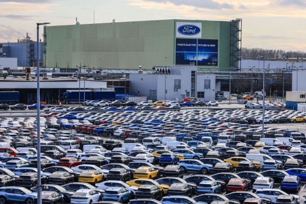 Da stehen sie, die neuen Elektroautos von Ford. Doch die Nachfrage nach ihnen ist schwach. - © Oliver Berg/dpa