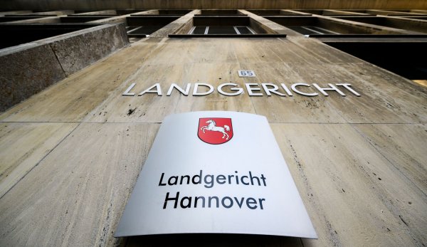 Ein Staatsanwalt soll eine Kokain-Bande vor einer Razzia gewarnt haben. Jetzt steht der 39-Jährige in Hannover vor Gericht. (Archivbild) - © Julian Stratenschulte/dpa