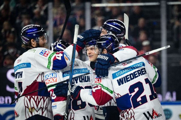 Die Eisbären Berlin sind im DEL-Playoff-Finale zu stark für die Kölner Haie - © Marius Becker/dpa