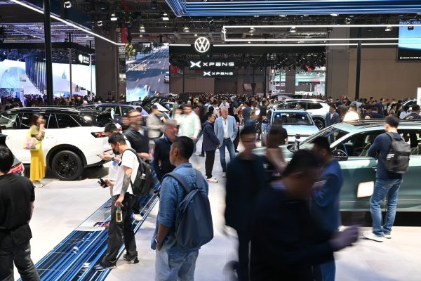 Die Automesse in Shanghai gehört zu den wichtigsten Branchentreffen der Welt. - © Johannes Neudecker/dpa