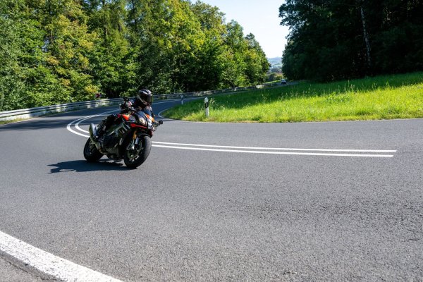 Motorradfahrer in Bayern - der Freistaat hat die höchste Dichte an zweirädrigen Kfz. - © Pia Bayer/dpa