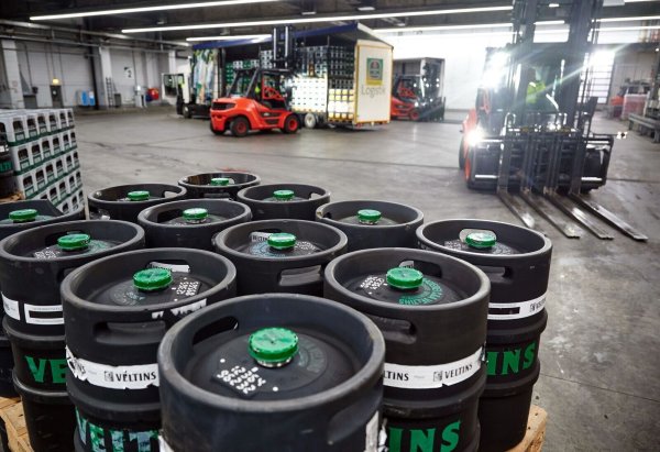 Eingetrübte Exportaussichten für deutsches Bier außerhalb der EU. Veltins setzt auf Märkte in Europa. - © Bernd Thissen/dpa