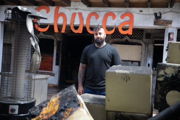 Sohel Abdoulkhanzadehs Bar «Chucca» ist in Flammen aufgegangen. - © Clara Margais/dpa