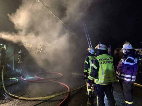 Der Carport brannte völlig aus. - © Freitag-TV