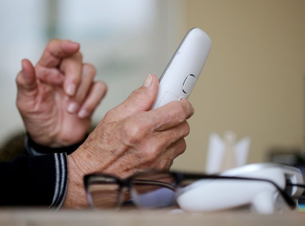 Immer wieder fallen Menschen auf Kriminelle am Telefon herein. (Symbolbild) - © Roland Weihrauch/dpa