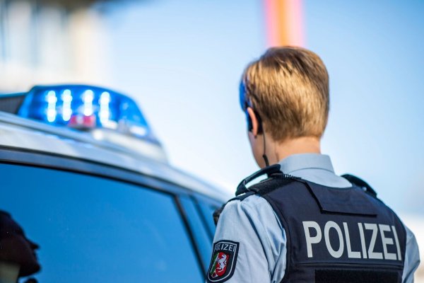 Wegen eines Unfalls mit zwei Schwerverletzten in Mülheim an der Ruhr waren mehrere Kräfte im Einsatz. (Symbolbild) - © David Inderlied/dpa