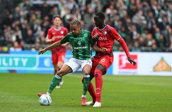 Werders Felix Agu (l) im Zweikampf mit Bochums Ibrahima Sissoko. - © Carmen Jaspersen/dpa