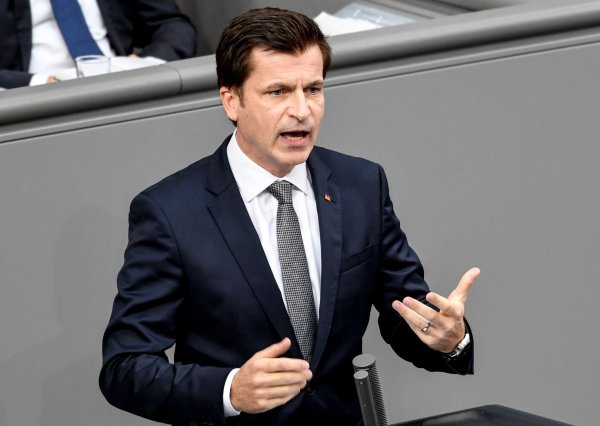 Kommunen-Spitzenvertreter André Berghegger, hier noch als CDU-Bundestagsabgeordneter am Rednerpult. (Archivbild) - © Britta Pedersen/dpa-Zentralbild/dpa