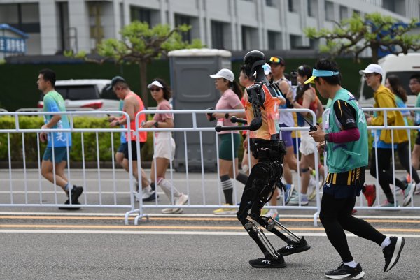 In Peking sind Humanoide bei einem Halbmarathon gegen Menschen gelaufen. - © Johannes Neudecker/dpa