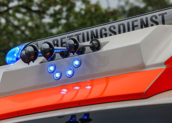 Eine 60-Jährige ist mit ihrem Auto gegen einen Baum geprallt - Rettungskräfte konnten ihr nicht mehr helfen. (Symbolbild) - © Oliver Berg/dpa