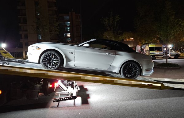Diesen Sportwagen mit einer illegal getunten Abgasanlage hat die Polizei gleich sichergestellt. - © Polizei Duisburg/dpa