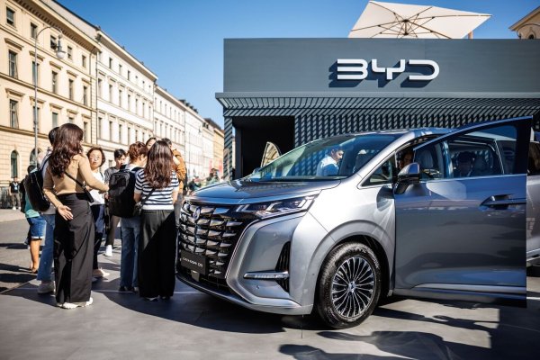 Ein Fahrzeug des chinesischen Herstellers BYD bei der letzten IAA in München. Auf deutschen Straßen sind sie noch sehr selten. - © Matthias Balk/dpa