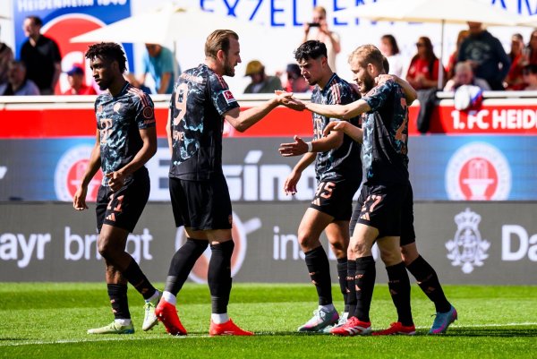 Harry Kane (2. v. l.) und andere Bayern-Profis jubeln über einen Sieg gegen Heidenheim. - © Tom Weller/dpa