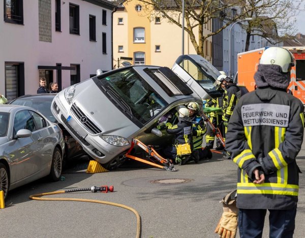 Die Rettungskräfte befreiten die 77-Jährige über den Kofferraum des Autos. - © Justin Brosch/dpa