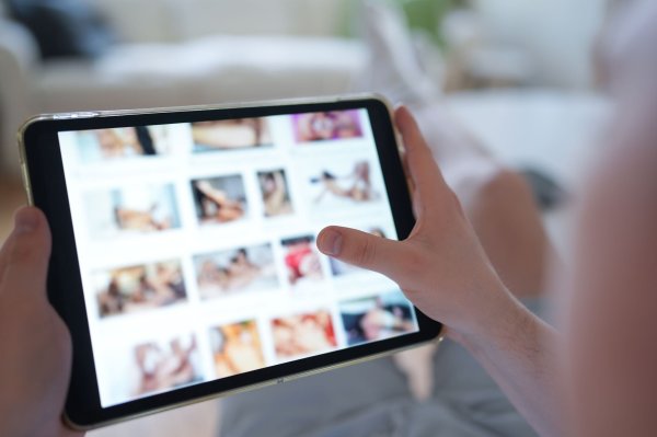 Immer mehr Mädchen und Frauen werden Opfer von Deepfake-Pornos. (Symbolbild) - © Marcus Brandt/dpa