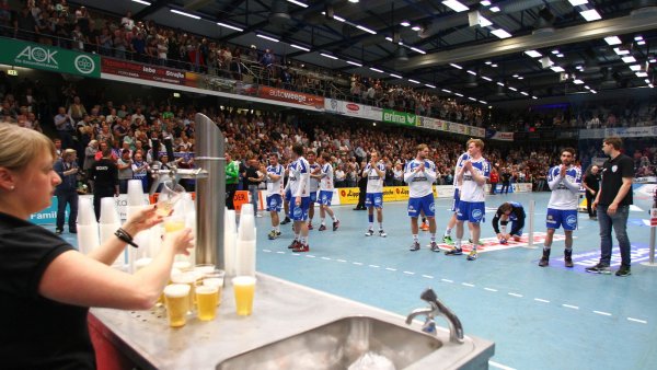Ozapft is: Als die TBV-Spieler noch auf ihrer Dankeschön-Runde durch die Lipperlandhalle waren, floss an den mobilen Theken bereits der Gerstensaft. - © Hagemann