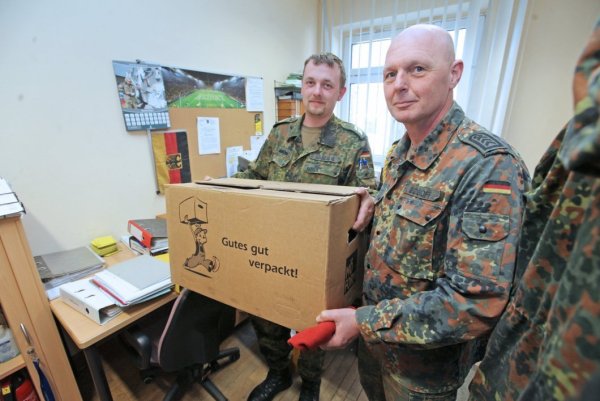 In diesen Tagen wird in den Räumen der Augustdorfer Kaserne viel
gepackt: Unser Foto zeigt den Oberstabsgefreiten Mathias Laszig und
Oberstabsfeldwebel Alfred Borghoff (v. l.) mit einem Umzugskarton. - © Vera Gerstendorf-Welle