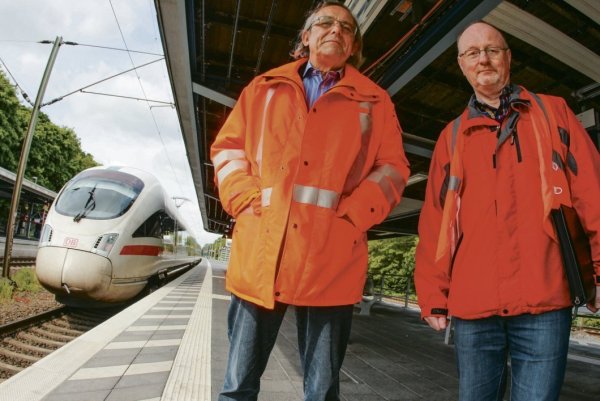 Die Bauherren: Bahnhofmanager Martin Nowosad (l.) und Wolfgang Bauch aufdem frisch gestalteten Bahnsteig 2. Hier hält gerade der ICE nach Köln.Der weiße Streifen ist der Sicherheitsbereich, der nur zum Ein- und Aussteigen betreten werden sollte. - © Jörg Stuke