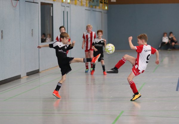 Duell: Den Ball im Blick haben im E-Finale Jan Brandenburg (SV Werl-Aspe, links) und Grastrups Tom Henri Fromme. - © Kai Hahn