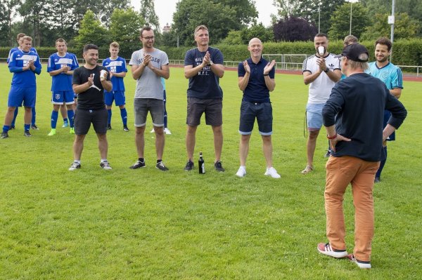 Applaus für den Jubilar: (vorne von links) Kenan Sayan, Serkan Köse, Marko König, Uwe Hohnhold, Erhan Ocak und Necati Kezer klatschen auf dem Walkenfeld für Rolf-Rüdiger „Docci" Rottmann. Dahinter stehen die Braker Norman Wehmeier, Patrick Kunze und Nico Dörmann (von links). - © Egon Penner