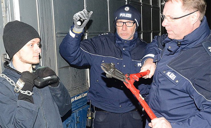 Die vier angeketteten Personen wurden durch sachkundige Polizisten und Feuerwehrleute befreit. - © FOTO: ANDREAS EICKHOFF