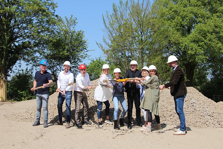 Im vergangenen Jahr erfolgte der erste Spatenstich für das neue Familienzentrum Dewitzstraße. - © Archivfoto: Kyrill von Matuschka