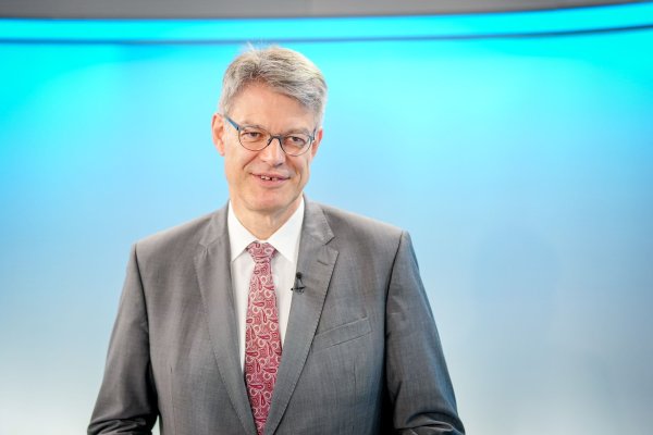 Der Minister will den Führerschein-Erwerb bezahlbarer machen - © Kay Nietfeld/dpa