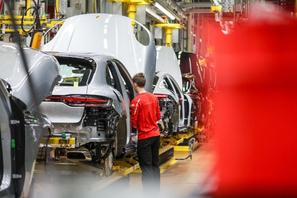Der Auftragsbestand in der deutschen Industrie wächst - dank einer Erholung in der Autobranche. (Archivbild) - © Jan Woitas/dpa
