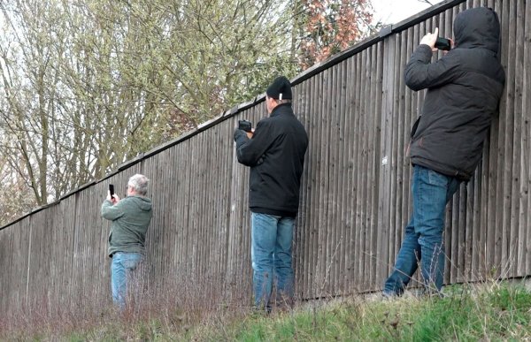 An Unfallstellen mit dem Handy draufhalten und filmen - ein Ärgernis für die Retter. (Symbolbild) - © Alexander Auer/dpa