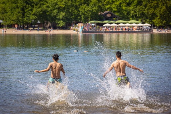 Wo kann man bedenkenlos ins Wasser hüpfen? Die EU-Umweltagentur zeigt das in ihrem jährlichen Badegewässerbericht auf. (Archivbild) - © Moritz Frankenberg/dpa